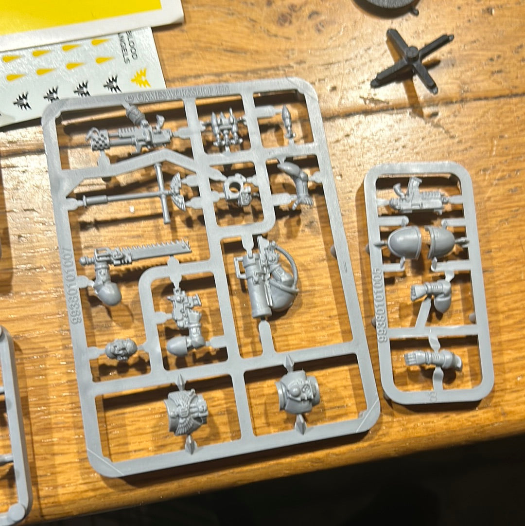 Warhammer 40k space marine devastators box (only enough body parts for 4 models)