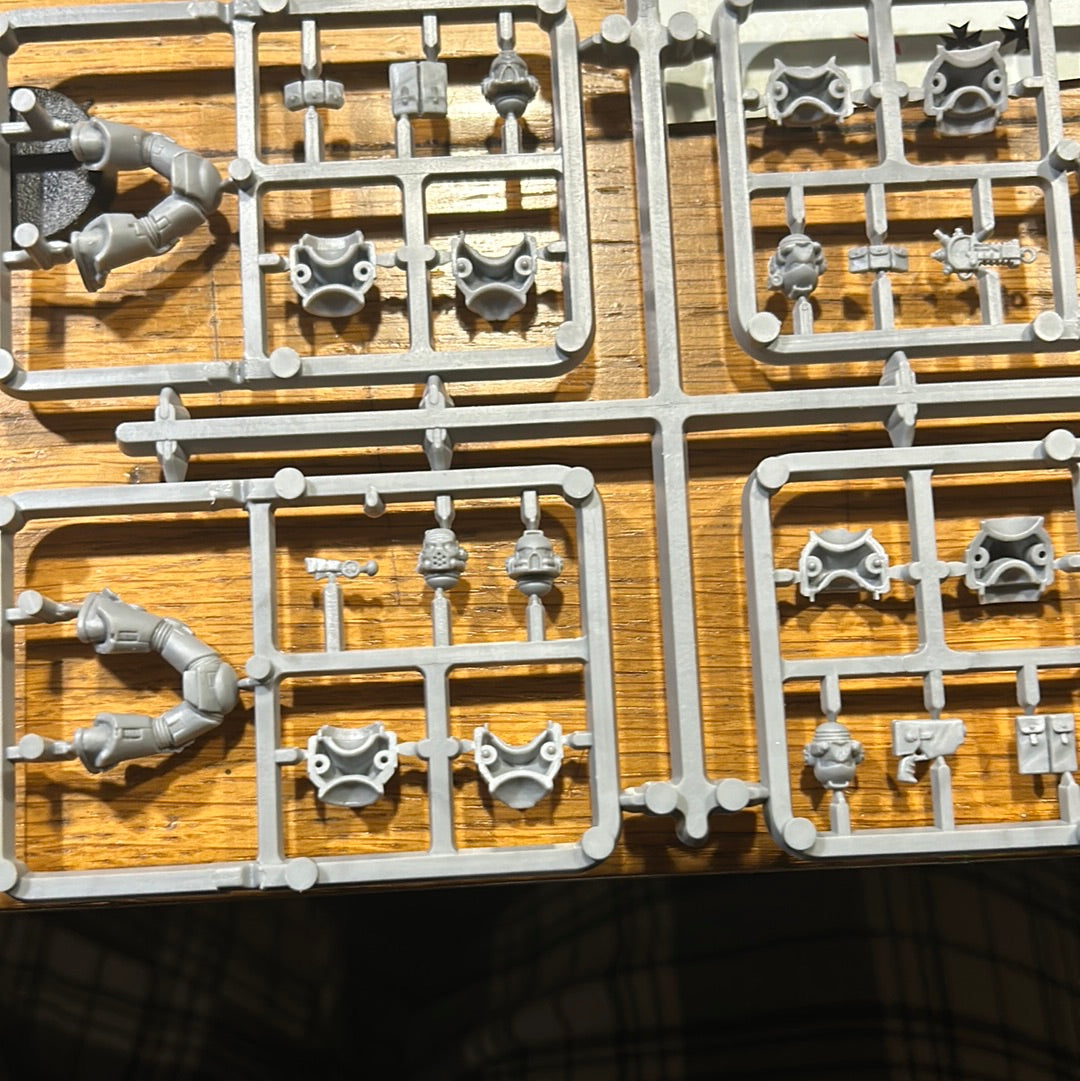 Warhammer 40k space marine devastators box (only enough body parts for 4 models)