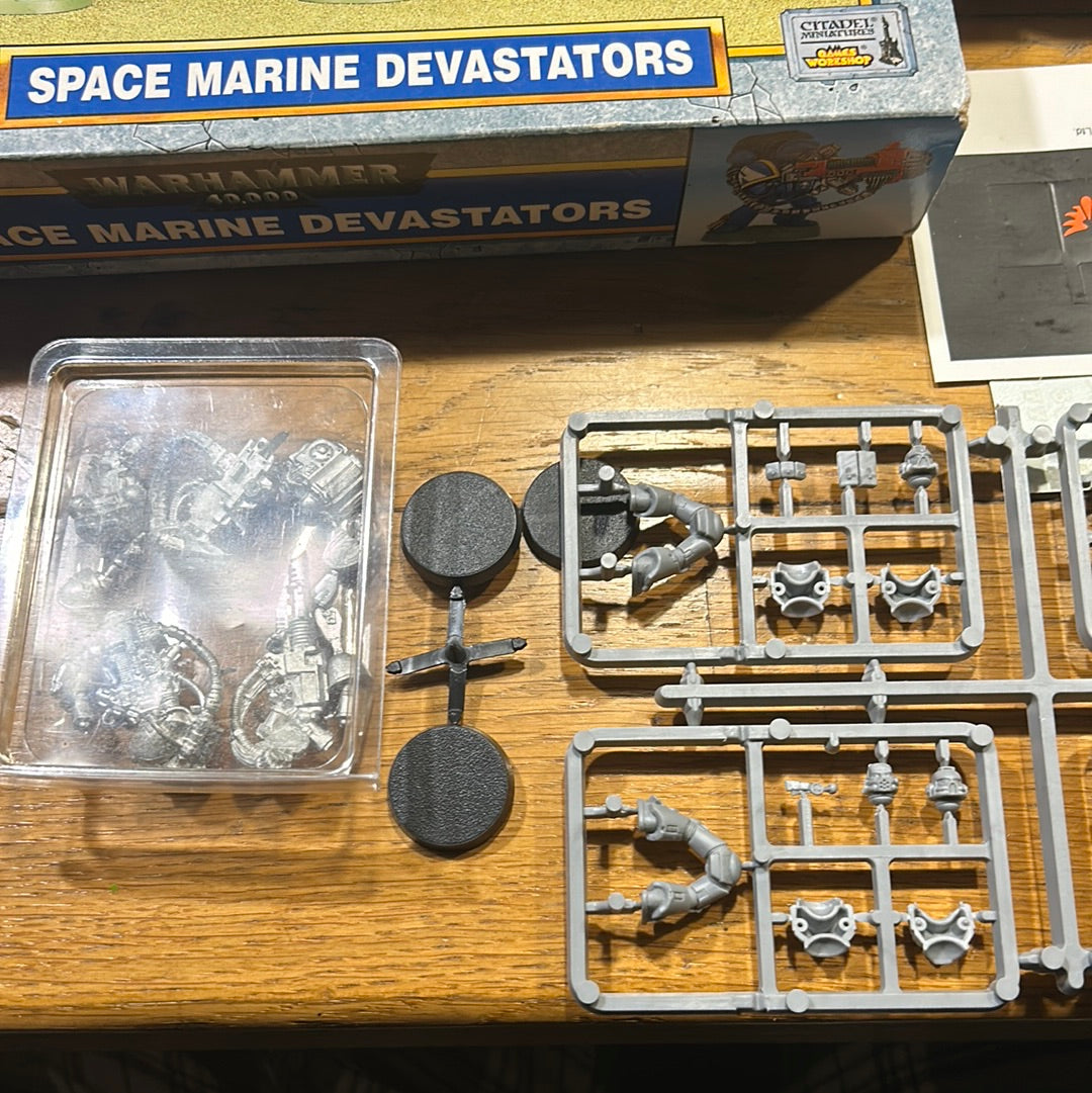 Warhammer 40k space marine devastators box (only enough body parts for 4 models)