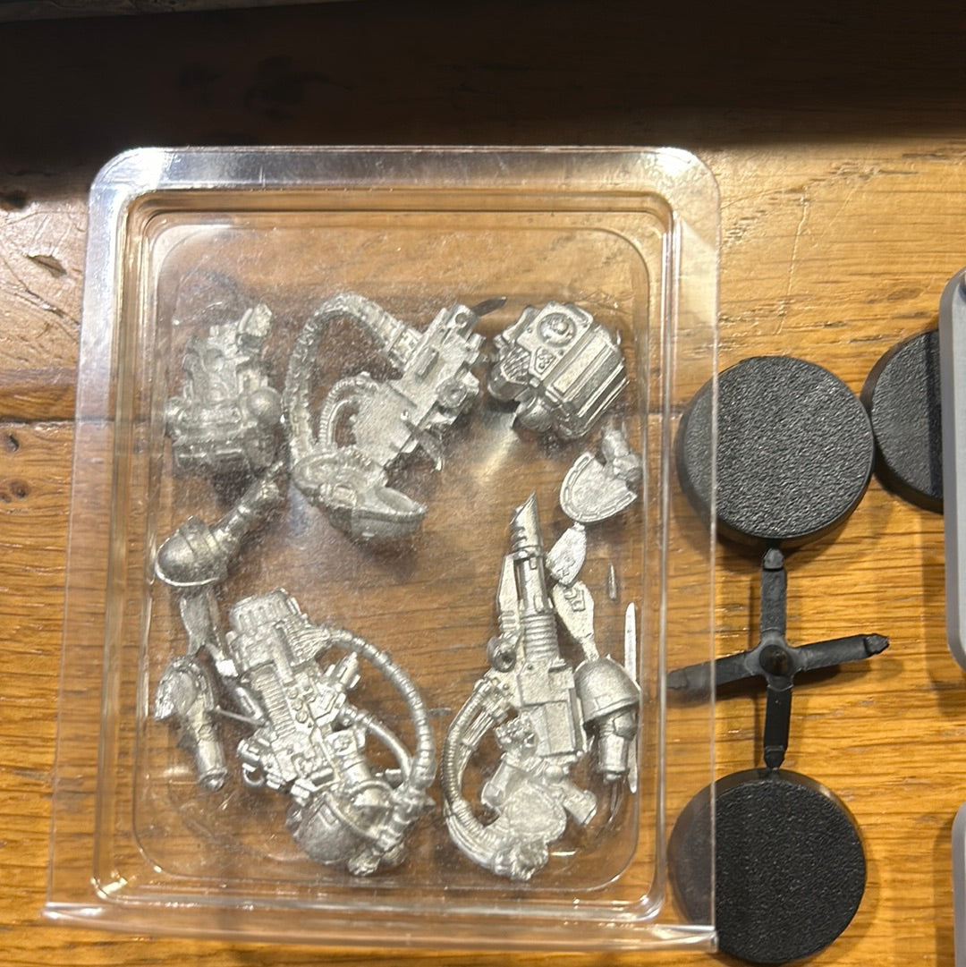 Warhammer 40k space marine devastators box (only enough body parts for 4 models)