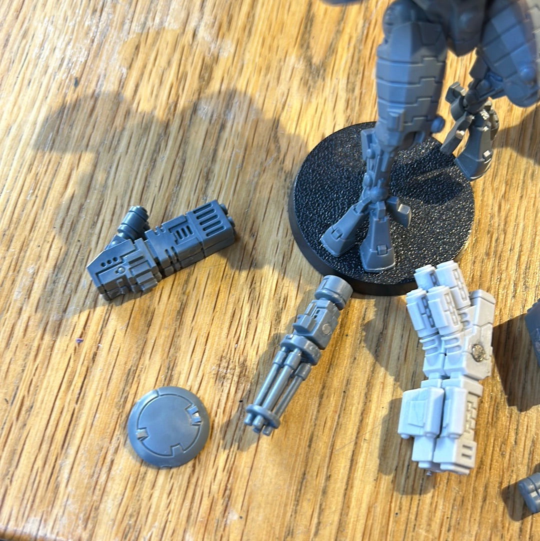 Warhammer 40k Tau commander in XV8 crisis suit magnetised weapons and weapon points