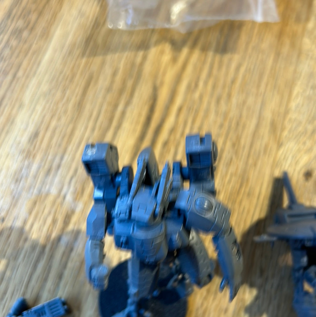 Warhammer 40k Tau commander in XV8 crisis suit magnetised weapons and weapon points