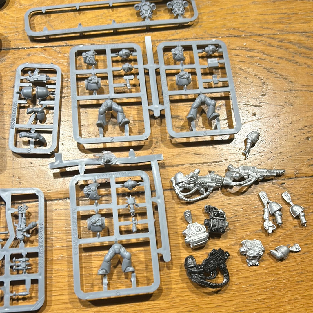 Warhammer 40k space marine devastators box (should be enough parts for all the models)