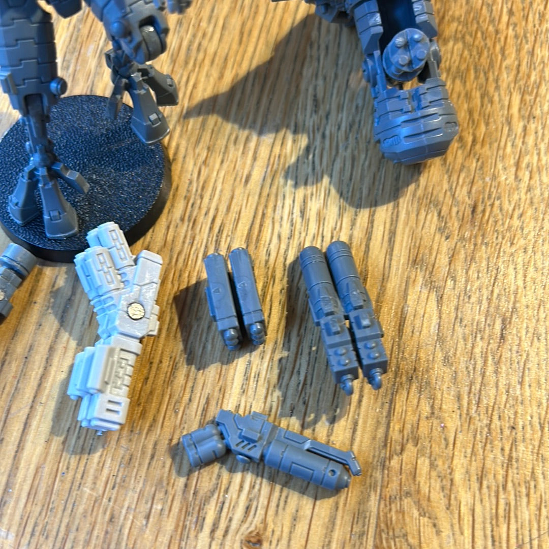 Warhammer 40k Tau commander in XV8 crisis suit magnetised weapons and weapon points