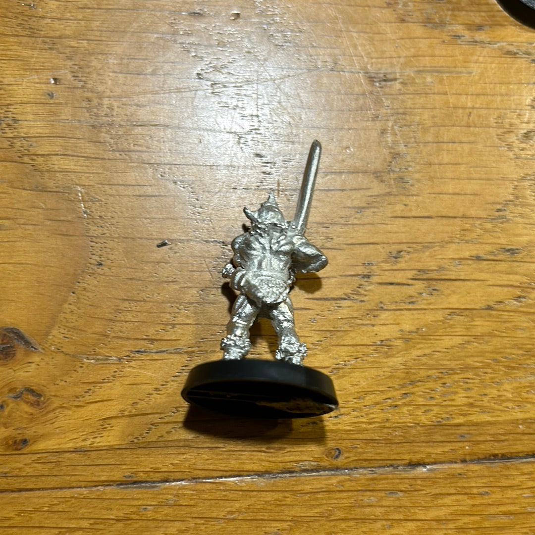 Warhammer Fantasy Citadel F3 Barbarian with double handed sword Norse Chaos