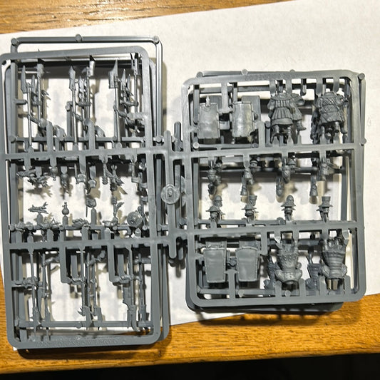 Warhammer Fantasy/Old World (from the new army box) Bretonnian men at arms x16 including stands (no command)