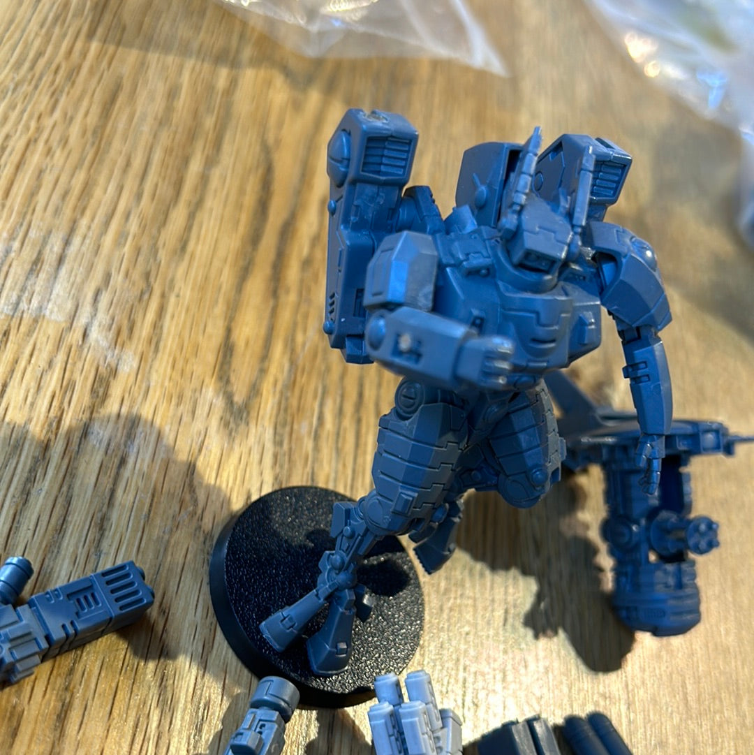 Warhammer 40k Tau commander in XV8 crisis suit magnetised weapons and weapon points