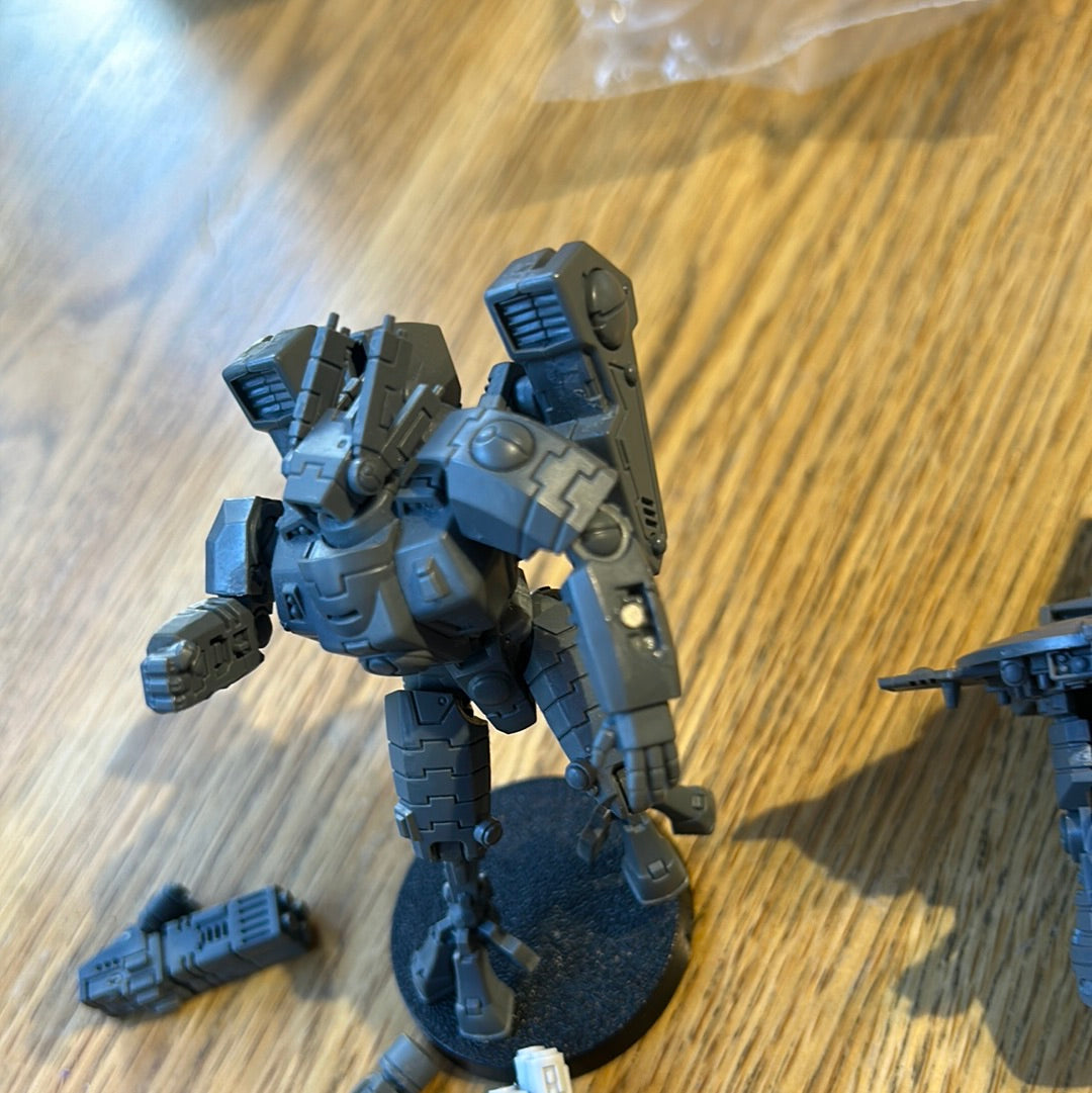 Warhammer 40k Tau commander in XV8 crisis suit magnetised weapons and weapon points