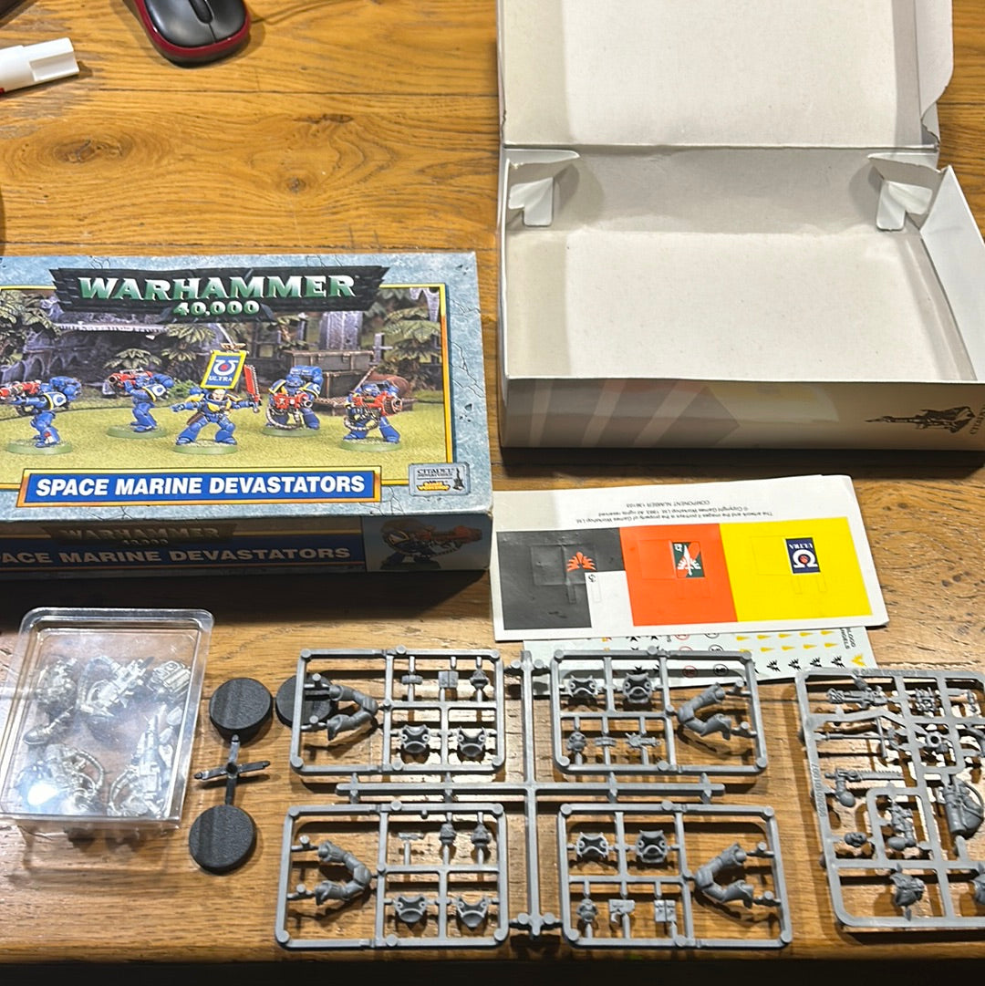 Warhammer 40k space marine devastators box (only enough body parts for 4 models)