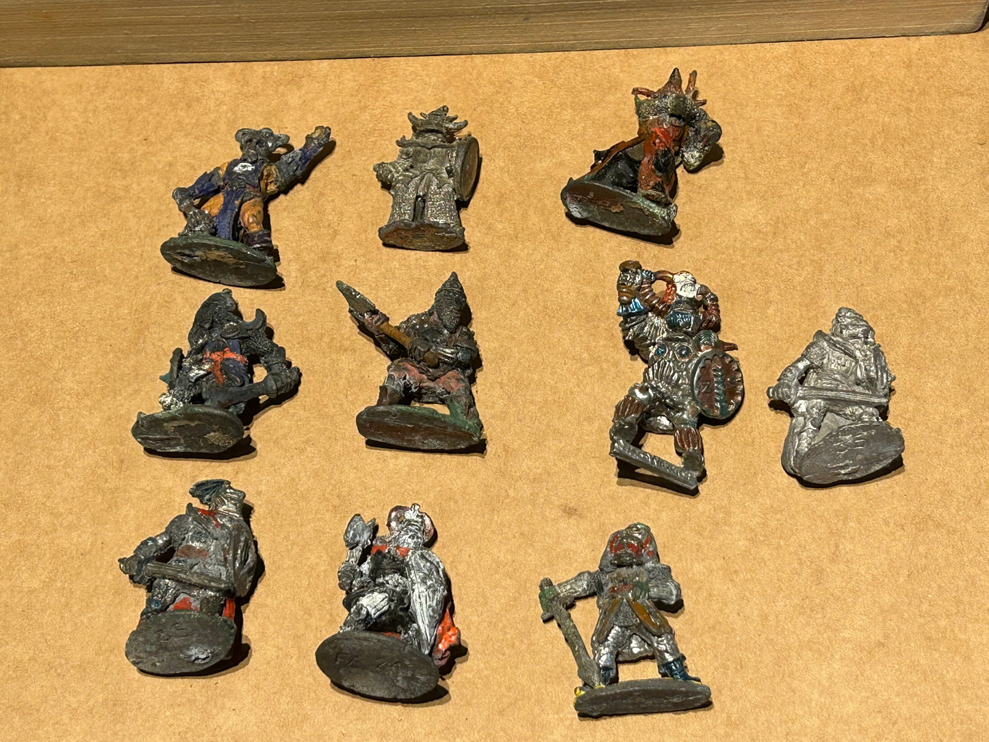 Warhammer fantasy collection of 10 chaos warriors (some potential lead rot, hence low cost)