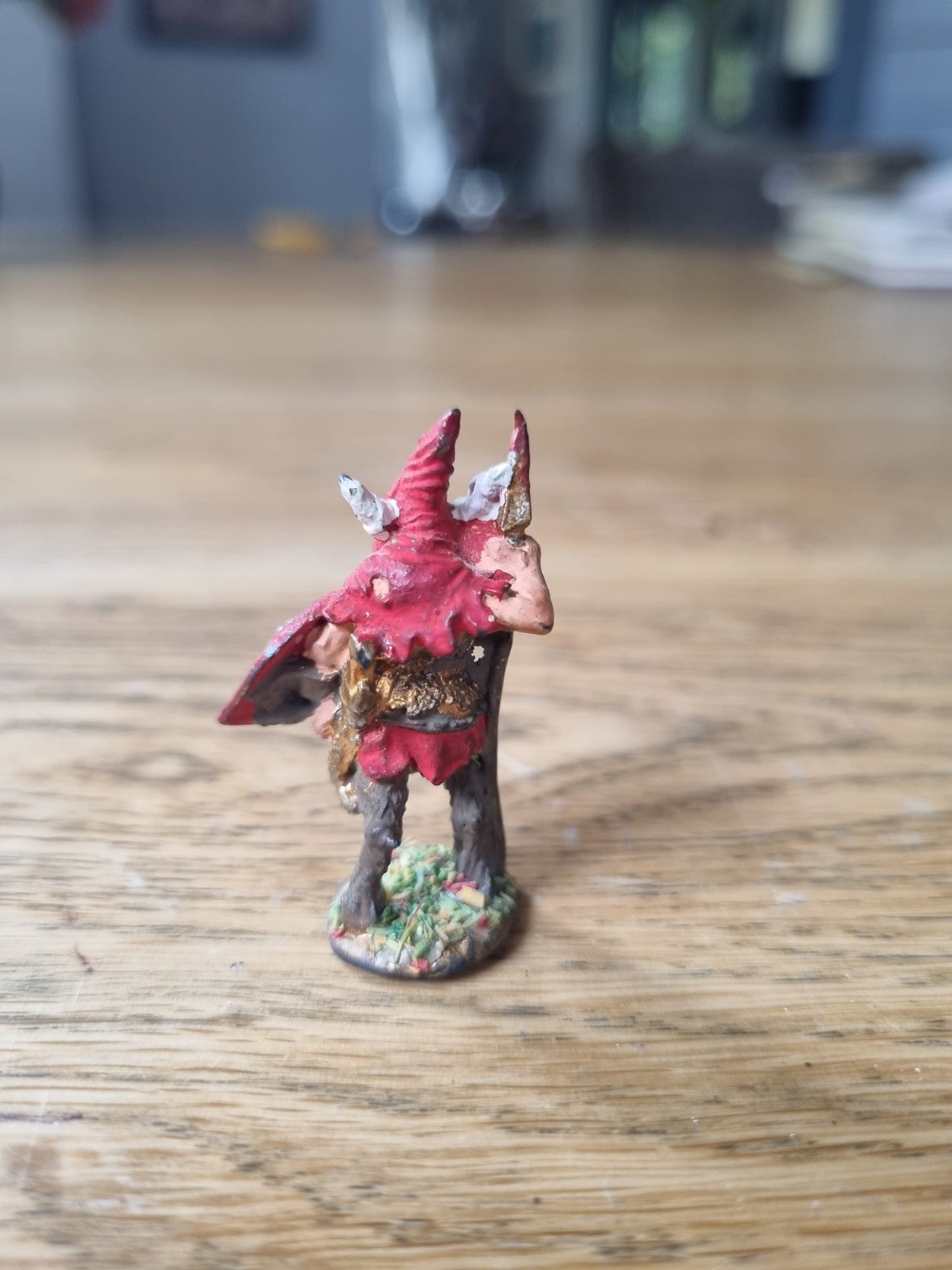 B16 Hooded Priest w. Spear & Shield Broo Runequest