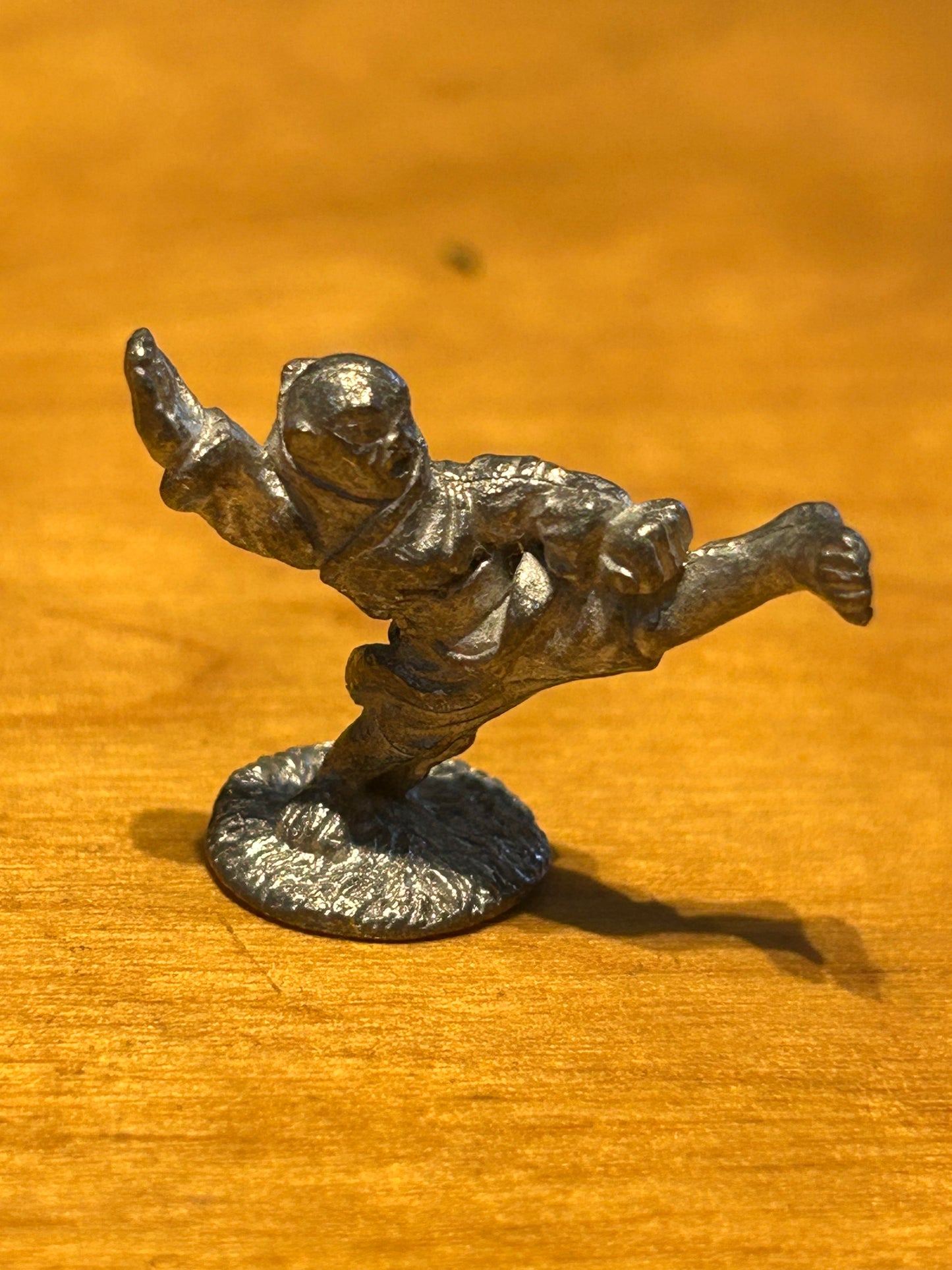 Dixon miniatures UM2
Monk in Robes, Martial Artist Kicking