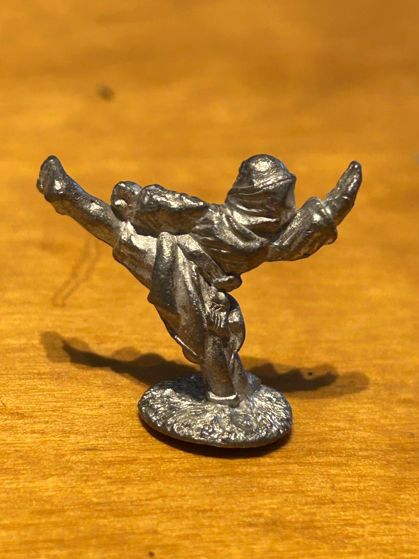 Dixon miniatures UM2
Monk in Robes, Martial Artist Kicking
