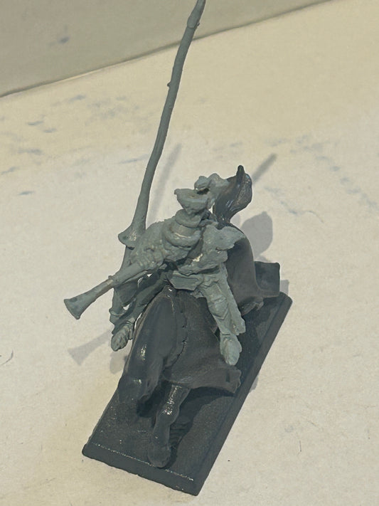 WARHAMMER - BRETONNIA - GRAIL KNIGHTS TRUMPETER (no shield and its not the correct horse)