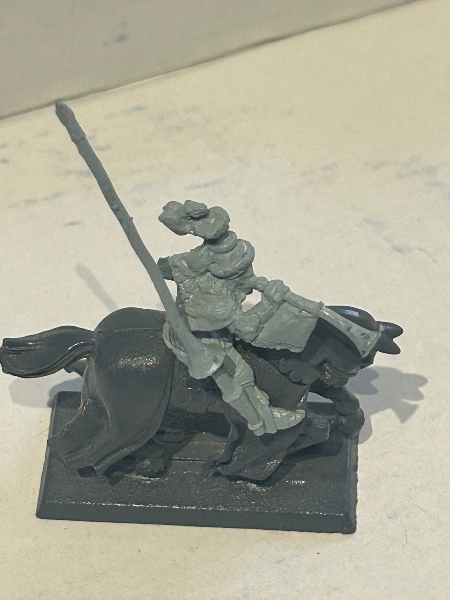 WARHAMMER - BRETONNIA - GRAIL KNIGHTS TRUMPETER (no shield and its not the correct horse)