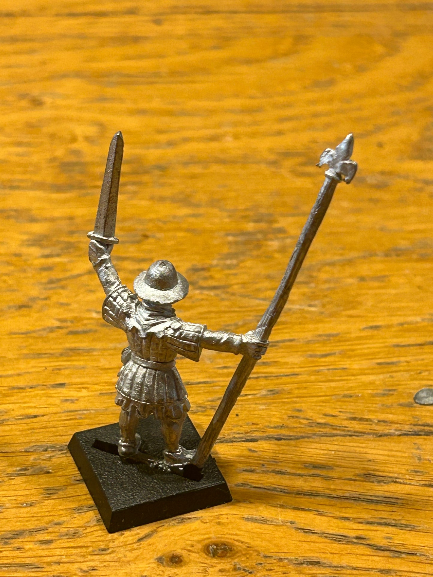 Warhammer fantasy bretonnian bowmen standard bearer