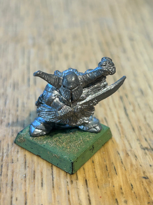 Warhammer fantasy marauder miniatures chaos dwarfs CD 6
Horned Helmet, w. Sword & Shield
(MM90/2d)