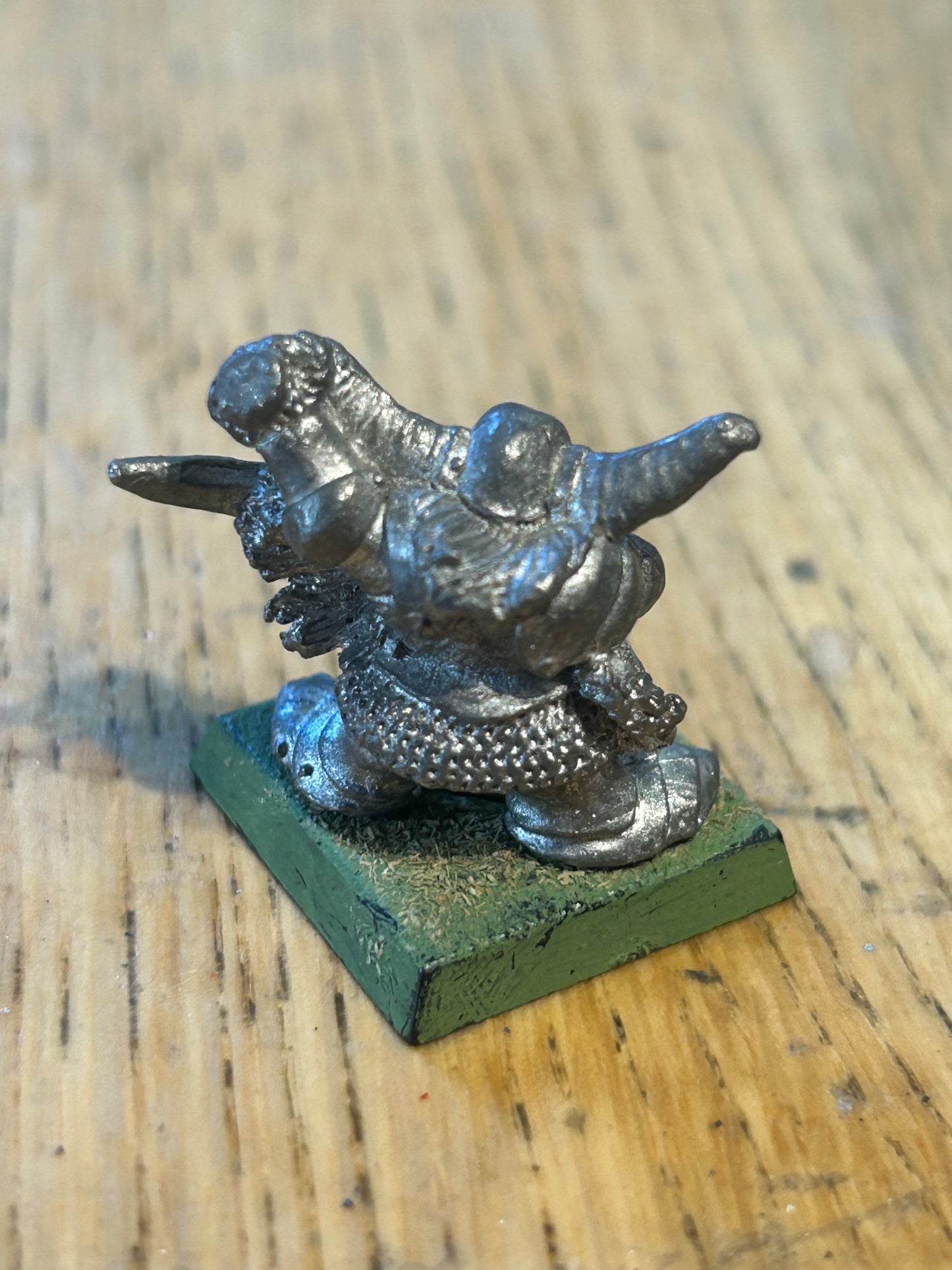 Warhammer fantasy marauder miniatures chaos dwarfs CD 6
Horned Helmet, w. Sword & Shield
(MM90/2d)
