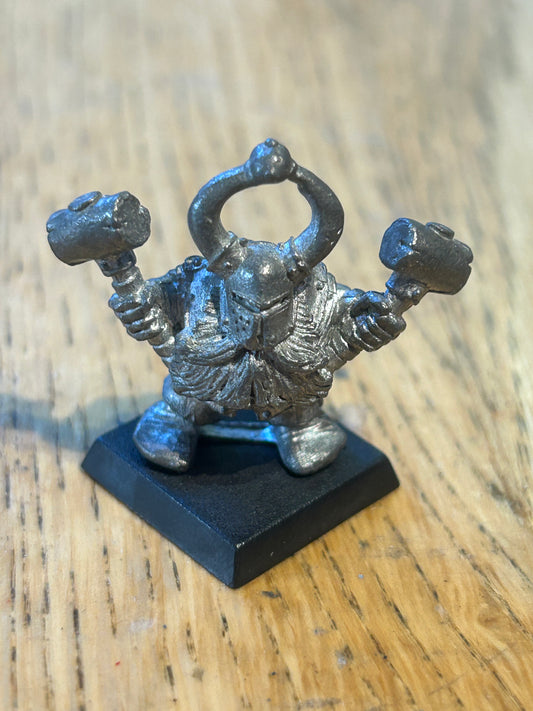 Warhammer fantasy marauder miniatures chaos dwarfs CD 1
Horned Helmet, w. Two Hammers
(MM90/1b)
