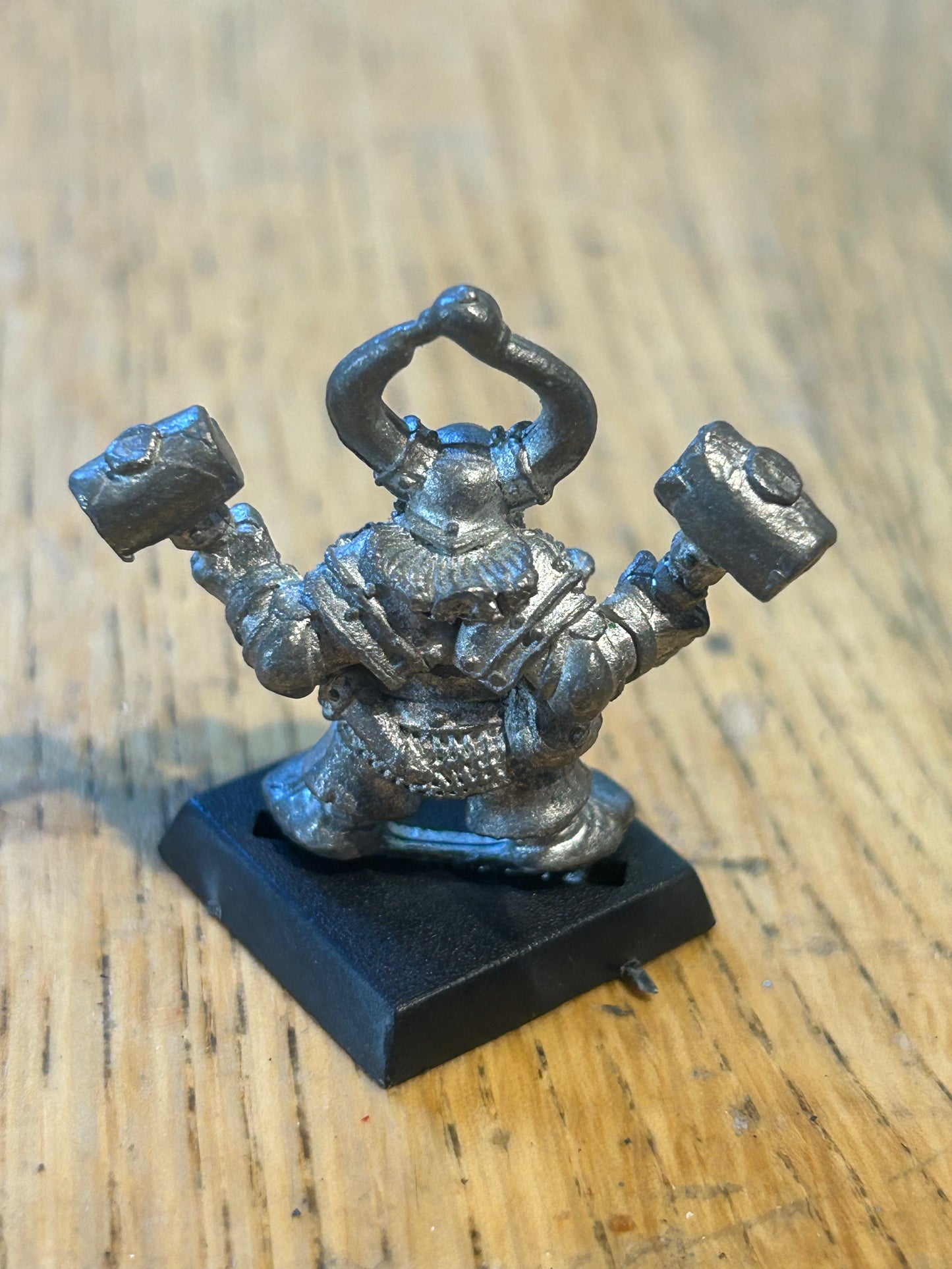Warhammer fantasy marauder miniatures chaos dwarfs CD 1
Horned Helmet, w. Two Hammers
(MM90/1b)