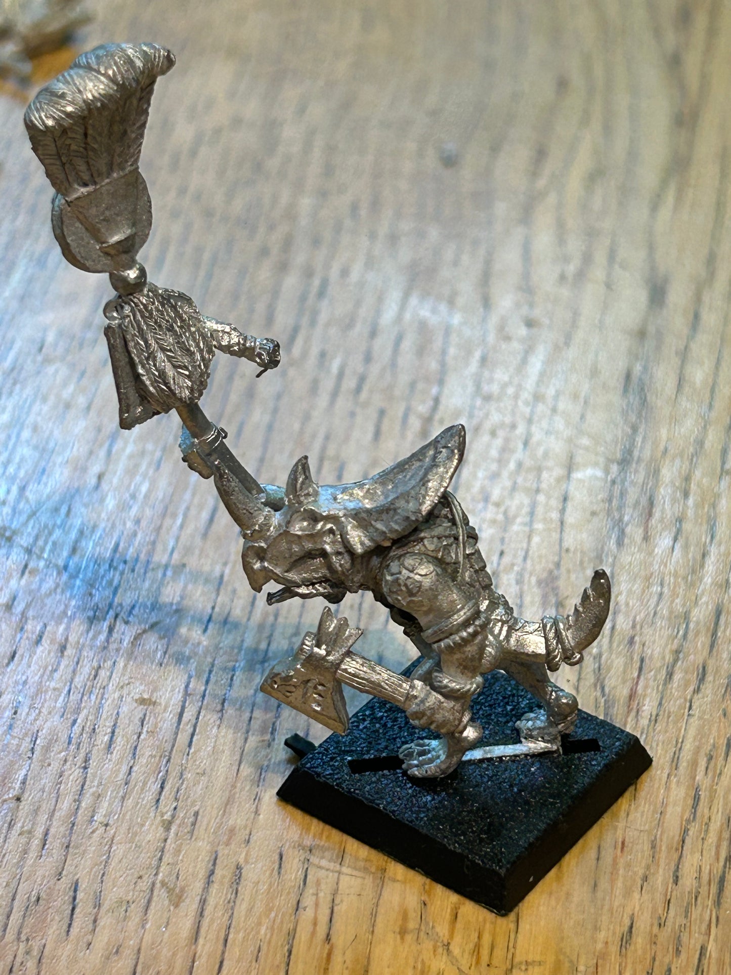 Warhammer fantasy Warhammer - Lizardmen - Classic Metal Temple Guard standard bearer