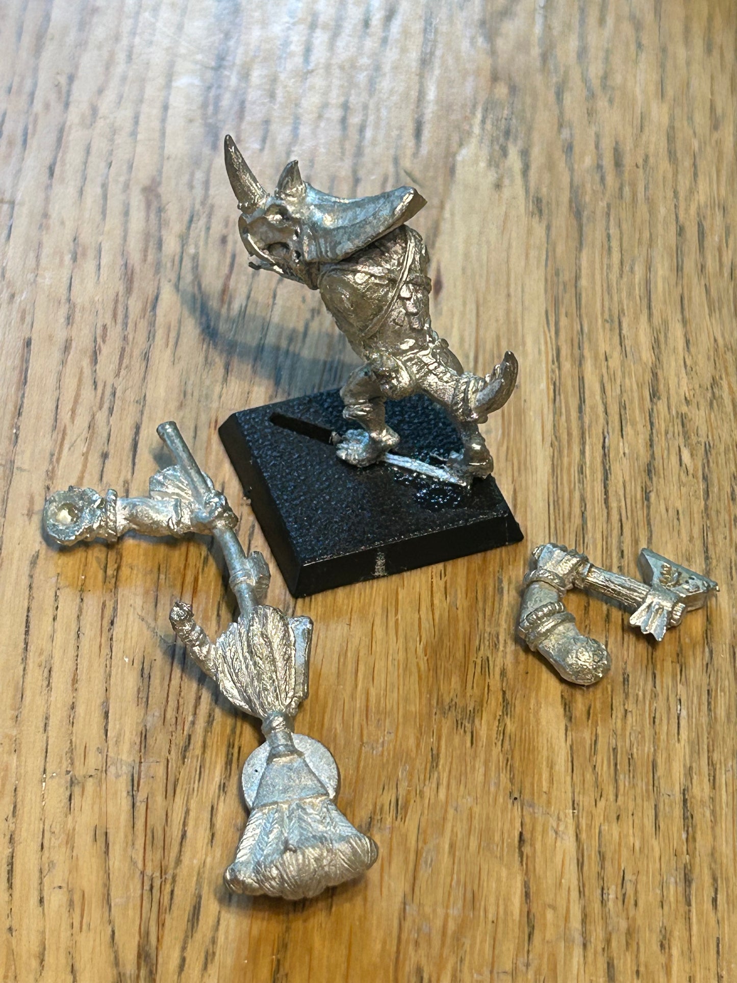 Warhammer fantasy Warhammer - Lizardmen - Classic Metal Temple Guard standard bearer
