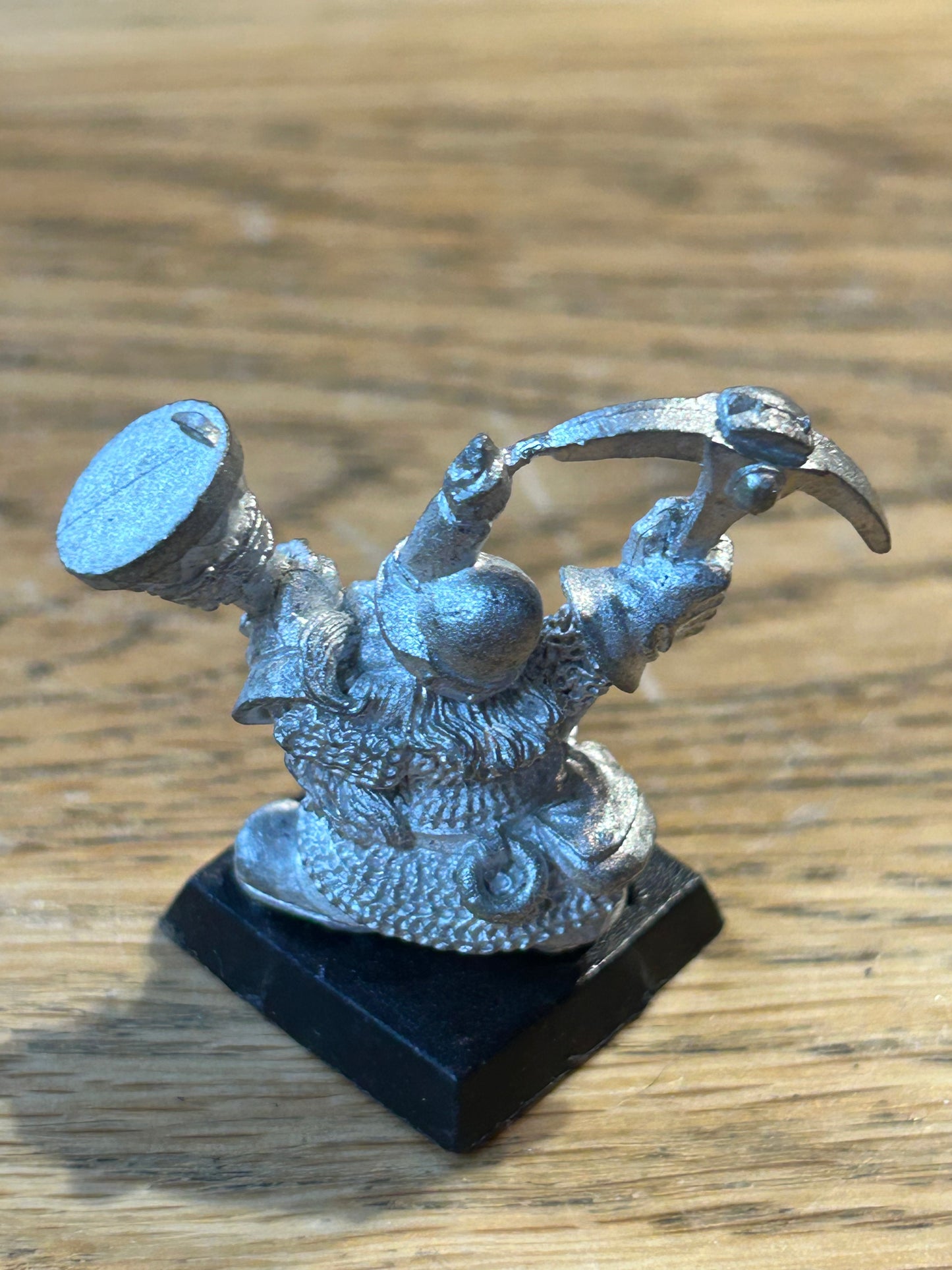Warhammer fantasy dwarf miner musician
