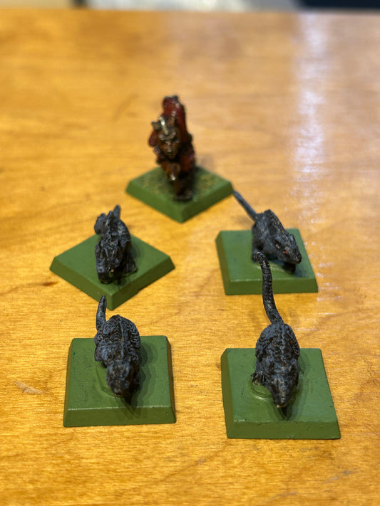 Skaven packmaster and 4 metal rats  Warhammer Fantasy Marauder miniatures