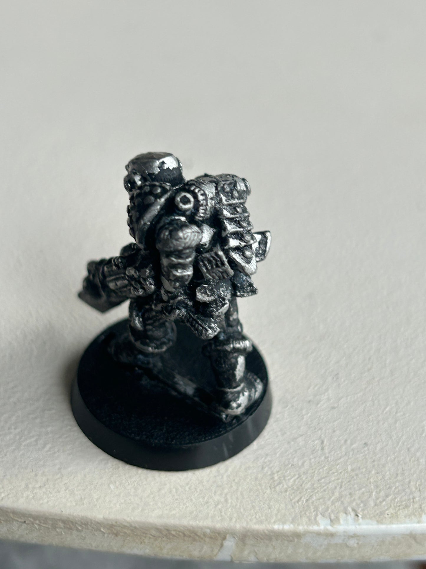 LE2 Imperial Space Marine Metal OOP Warhammer 40k damaged (top of the helmet has been flattened)