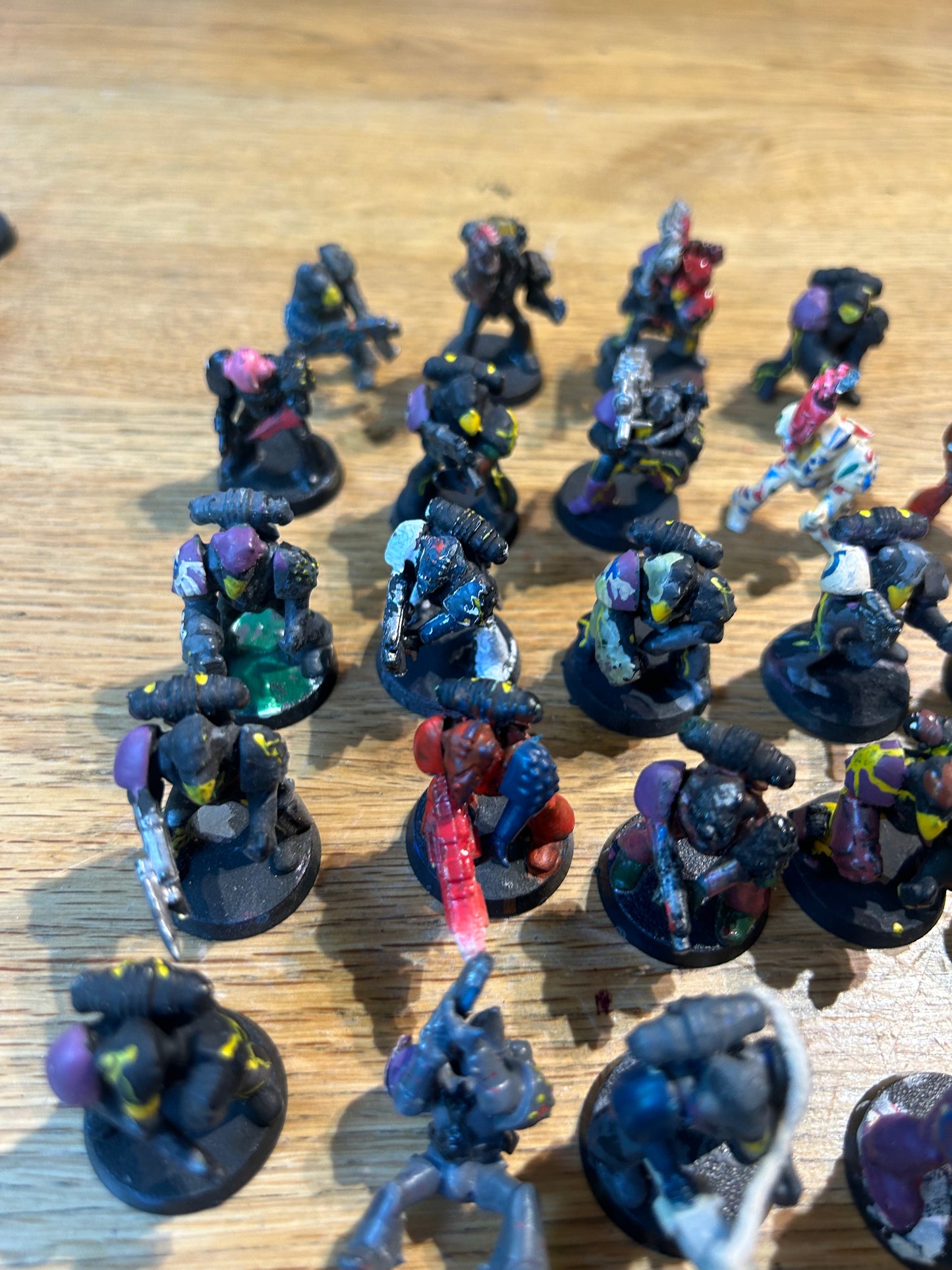 Warhammer 40k Rogue Trader RB1 plastic marines x26 (I think three have heads that have been swapped or are damaged, and a couple have weird conversions, very heavy paintjob all round). Lots of spare arms and bits included.