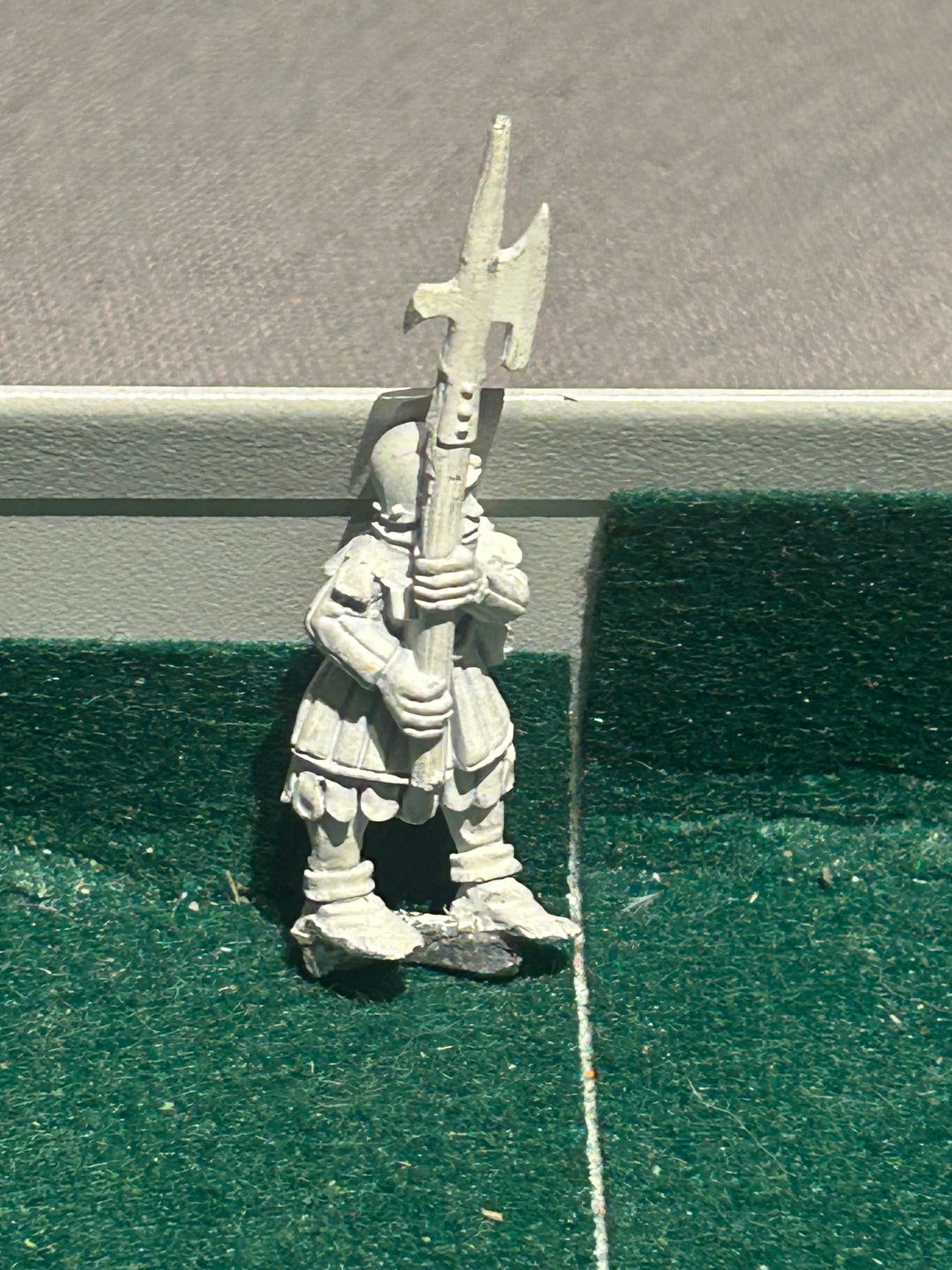 Bretonnian man at arms halberdier metal warhammer fantasy