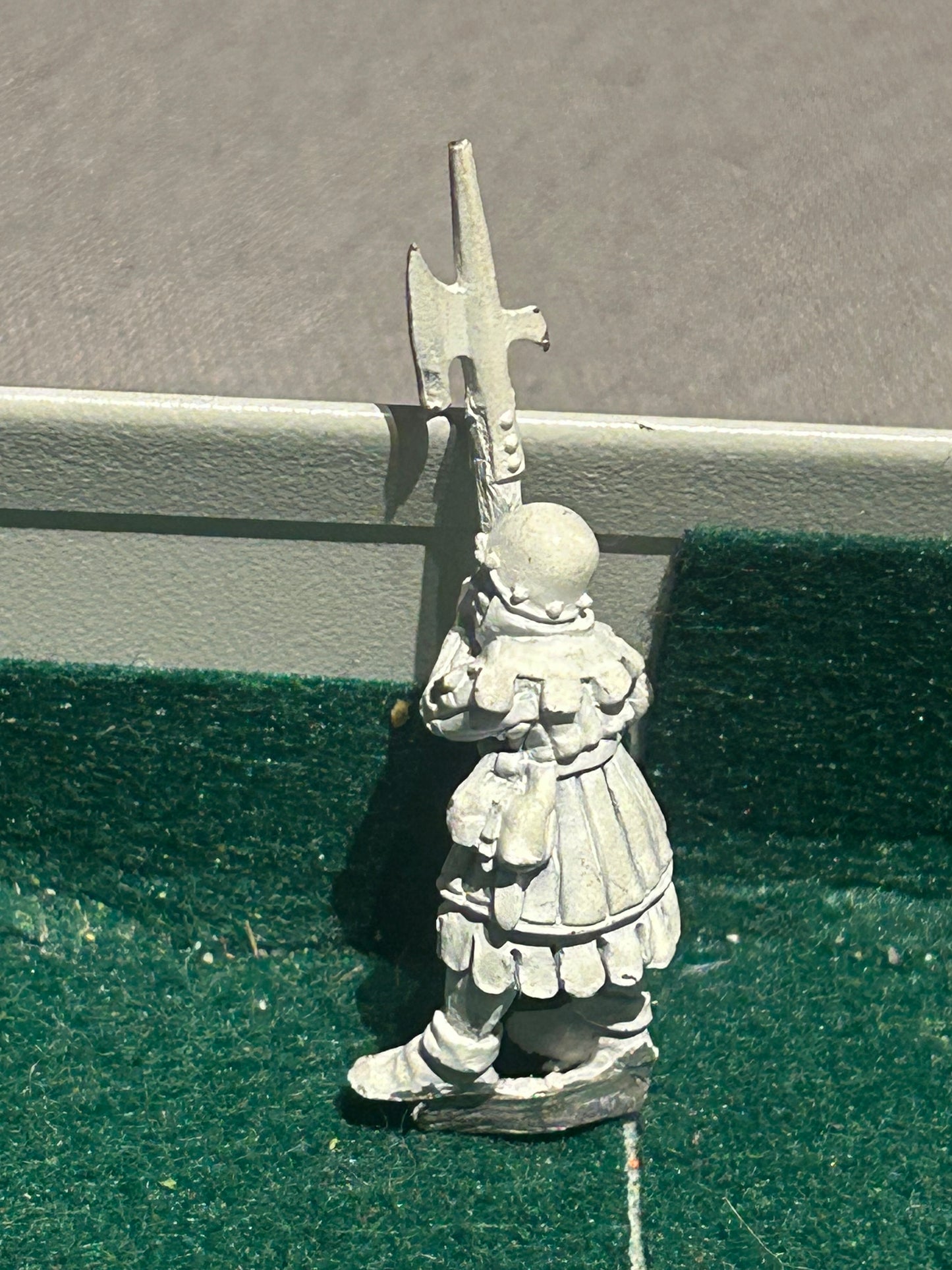 Bretonnian man at arms halberdier metal warhammer fantasy