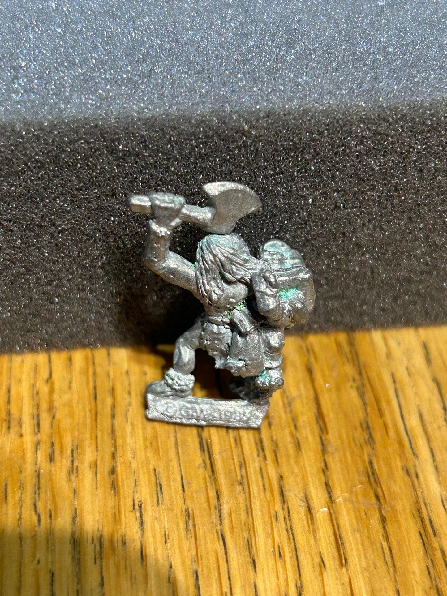 Warhammer - Orcs & Goblins - C15 - Classic Orc Villager - Female with axe