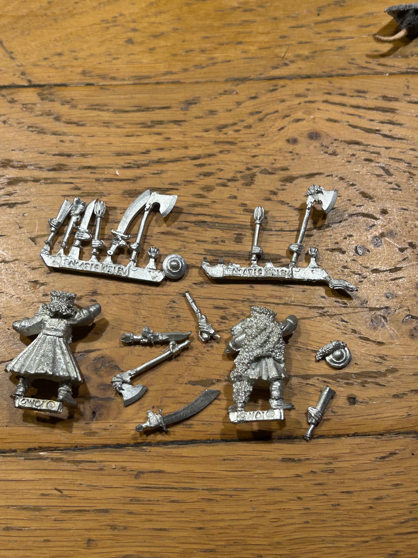 GW Mordheim 28mm Plastic Kislevite Druzhina (Captain) x2 (both sculpts with one complete and unclipped weapons Sprue and another clipped one).