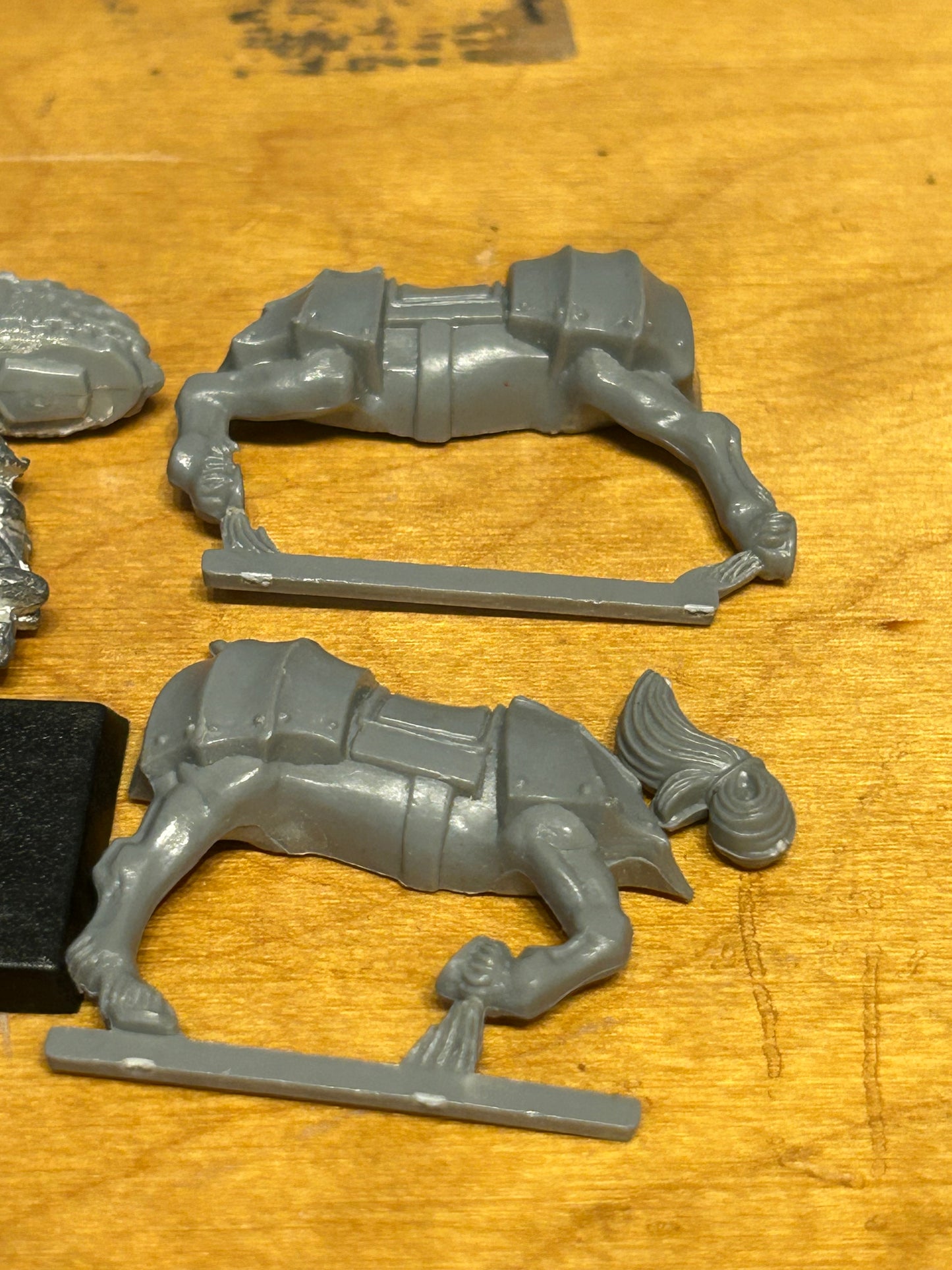 WARHAMMER - FANTASY - EMPIRE - MOUNTED REIKSGUARD - horse tail needs regluing