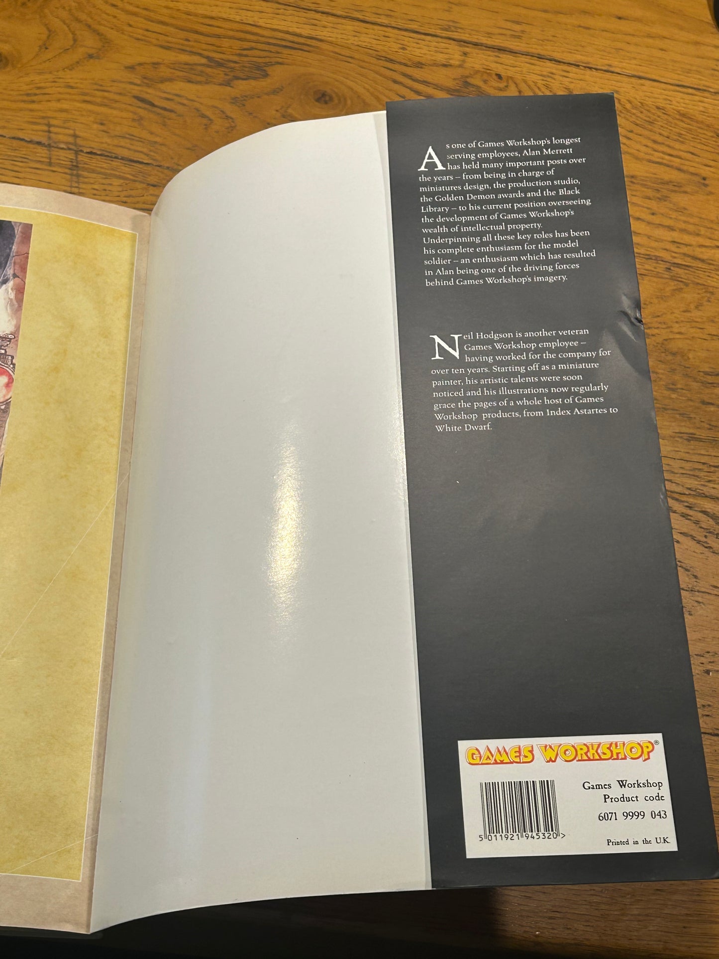 Games Workshop Warhammer 40,000 Insignium Astartes Art Book Ultramarines (has some creasing and a little bending in places)
