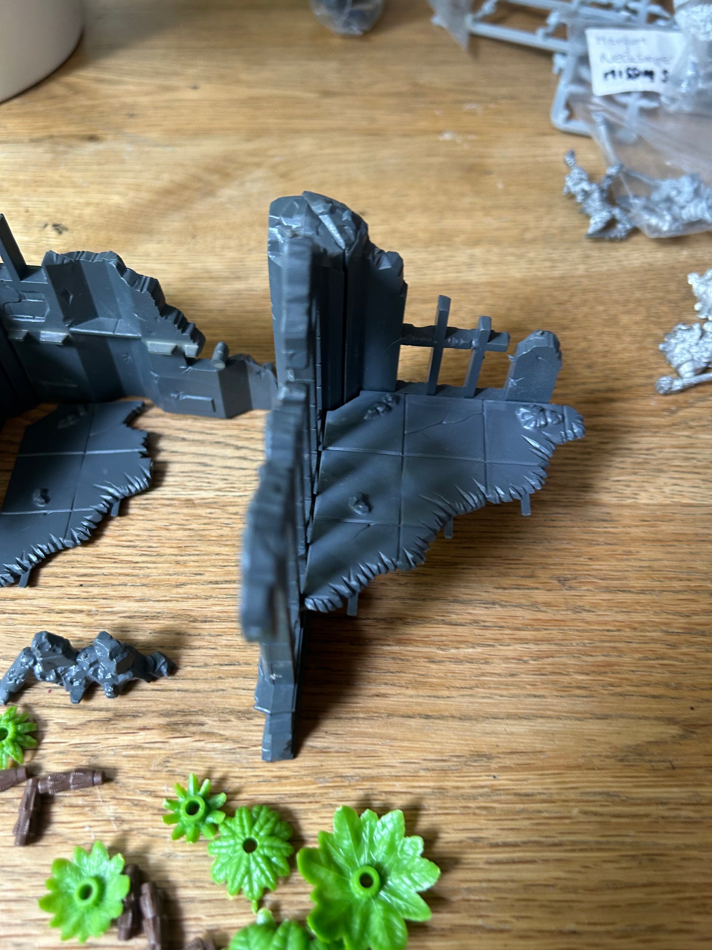 Warhammer Terrain 3rd Edition, Terrain warhammer 40K Starter Set (sold as seen; ruins are complete but not sure if the trees originally came with more bits)
