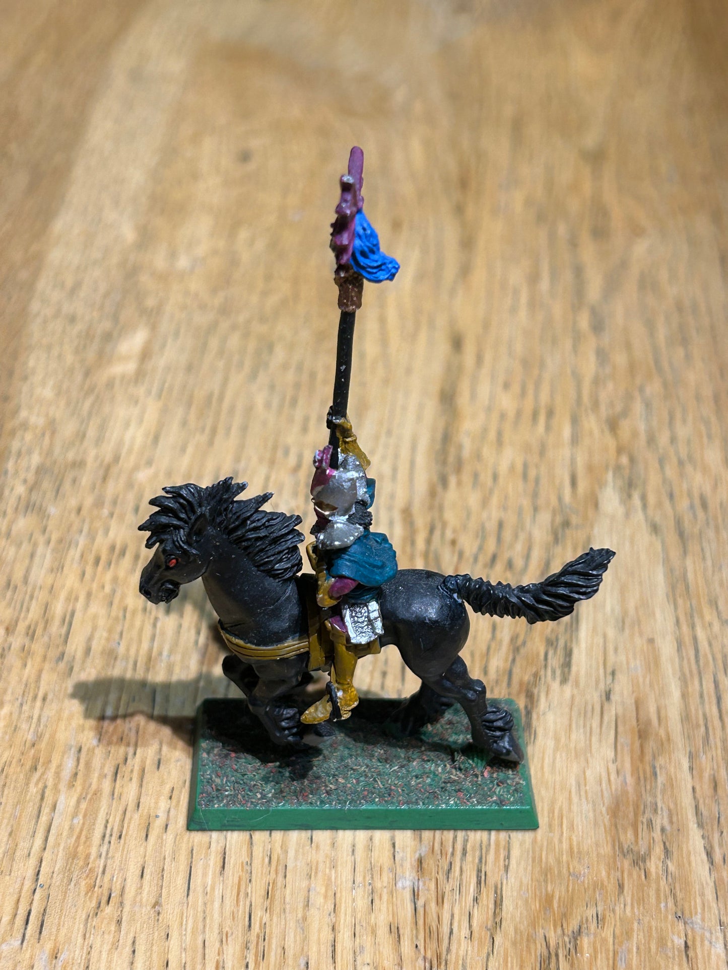 Warhammer Fantasy Dark Elf mounted Standard Bearer metal