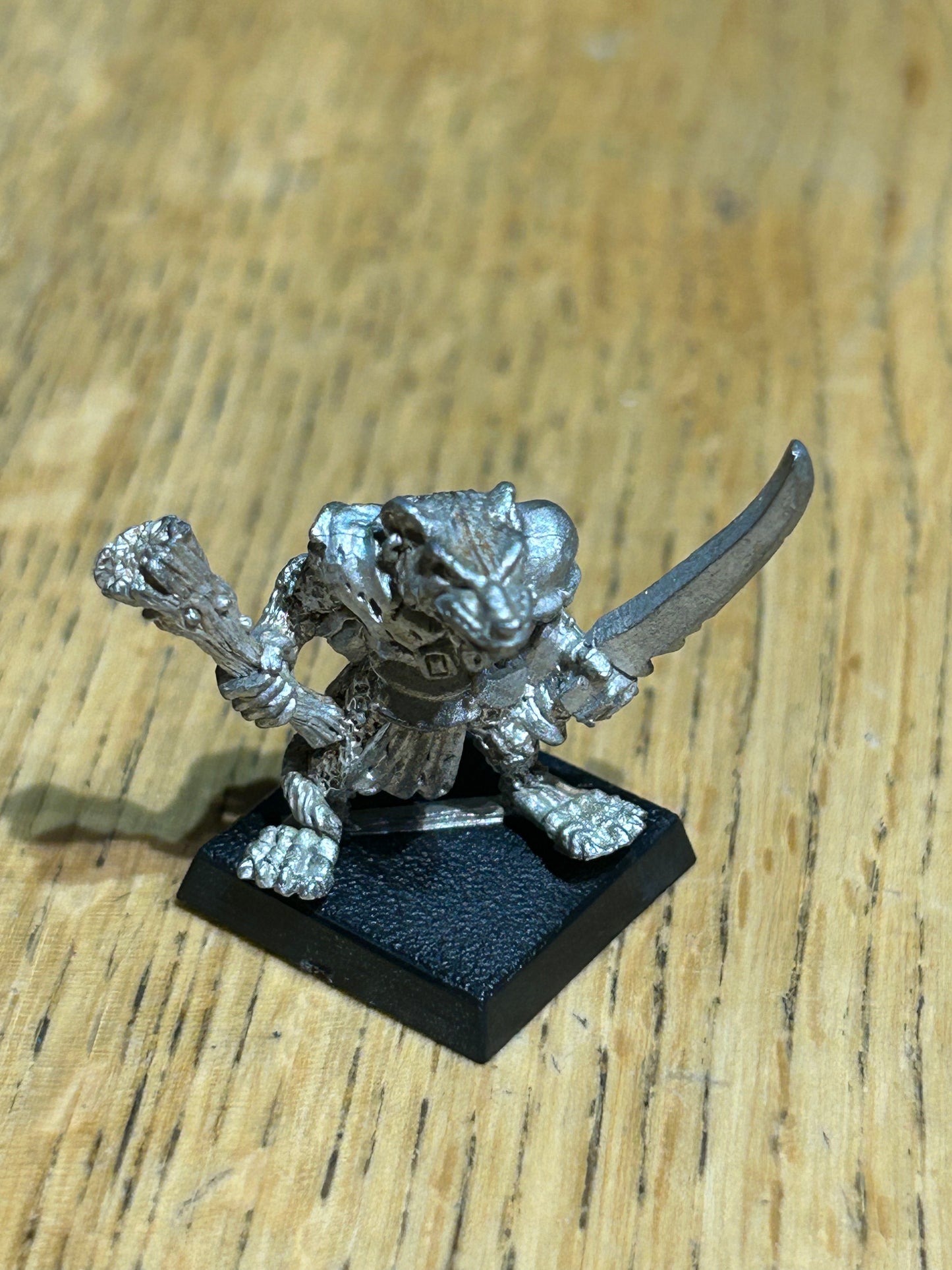Warhammer fantasy skaven clanrat with club and sword