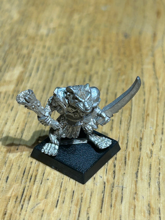 Warhammer fantasy skaven clanrat with club and sword