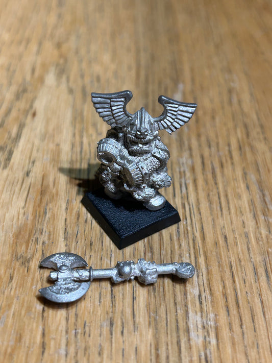 Warhammer fantasy dwarf lord or thane in gromril armour with double handed axe