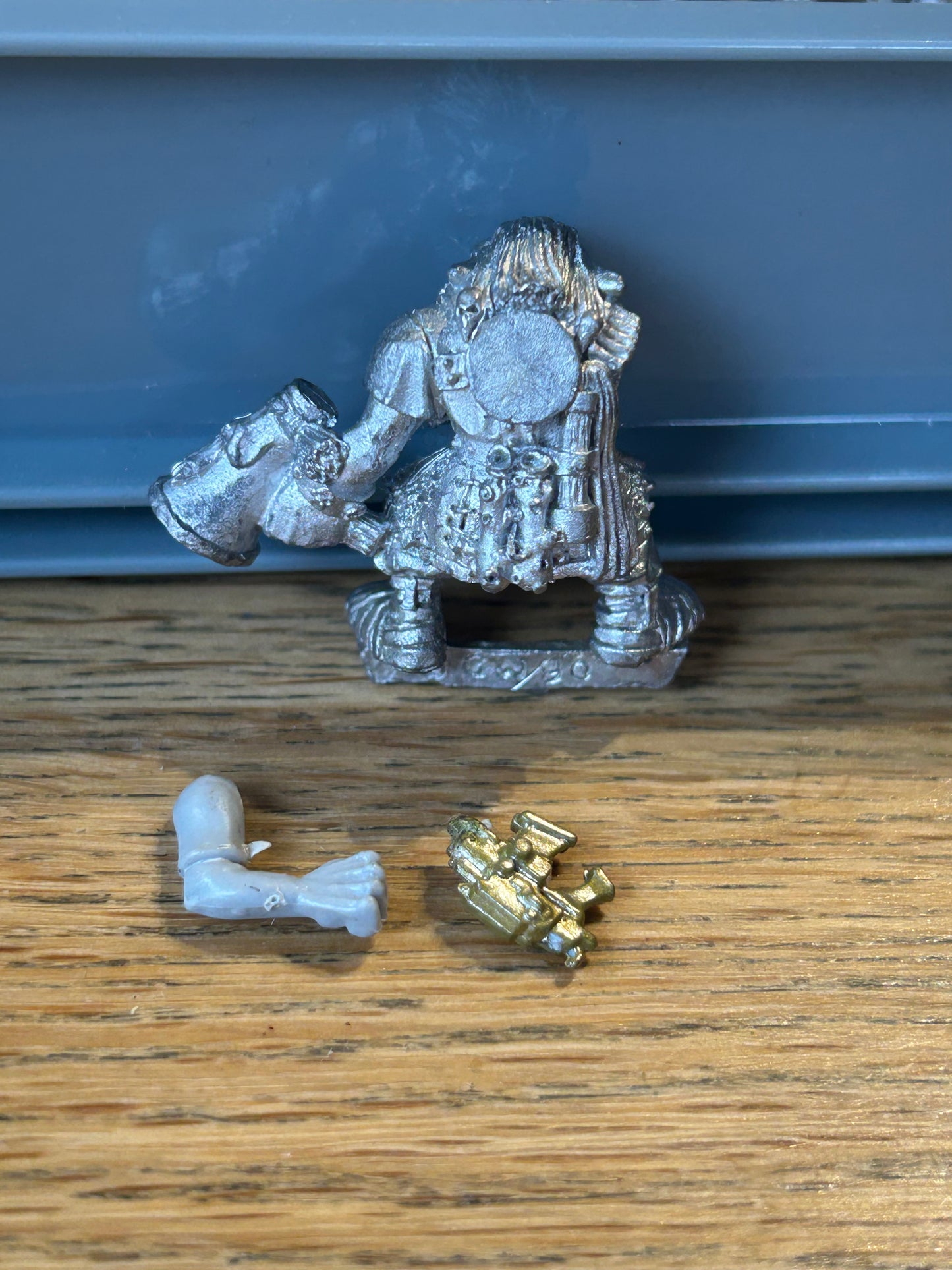 Warhammer 40k Rogue trader deathskulll runt herd with mega phone