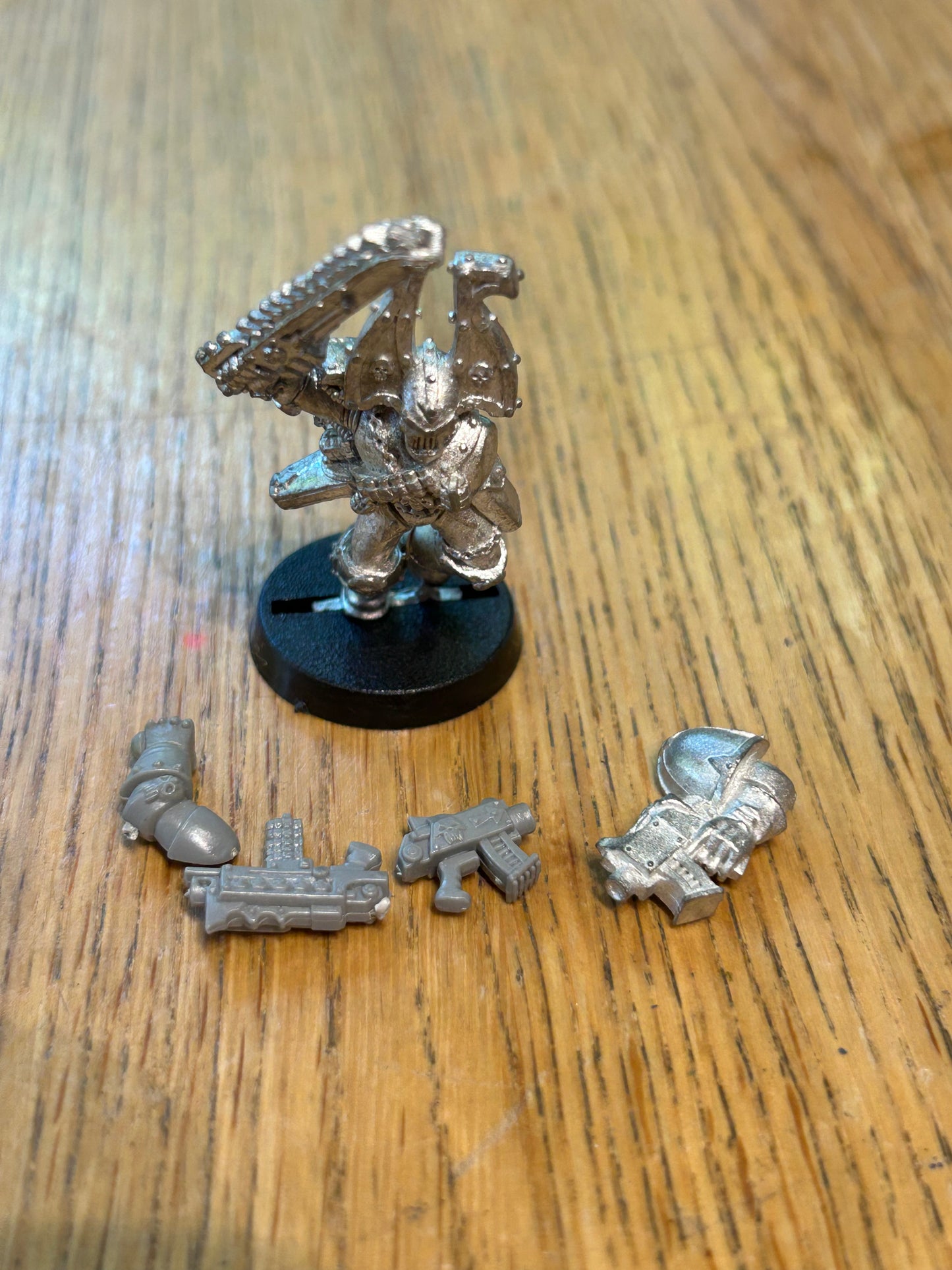 WH40K CHAOS SPACE MARINE CLASSIC KHORNE BEZERKER CHAMPION(includes a metal arm meant for a chaos sorcerer but would work well. No plastic shoulder pad).