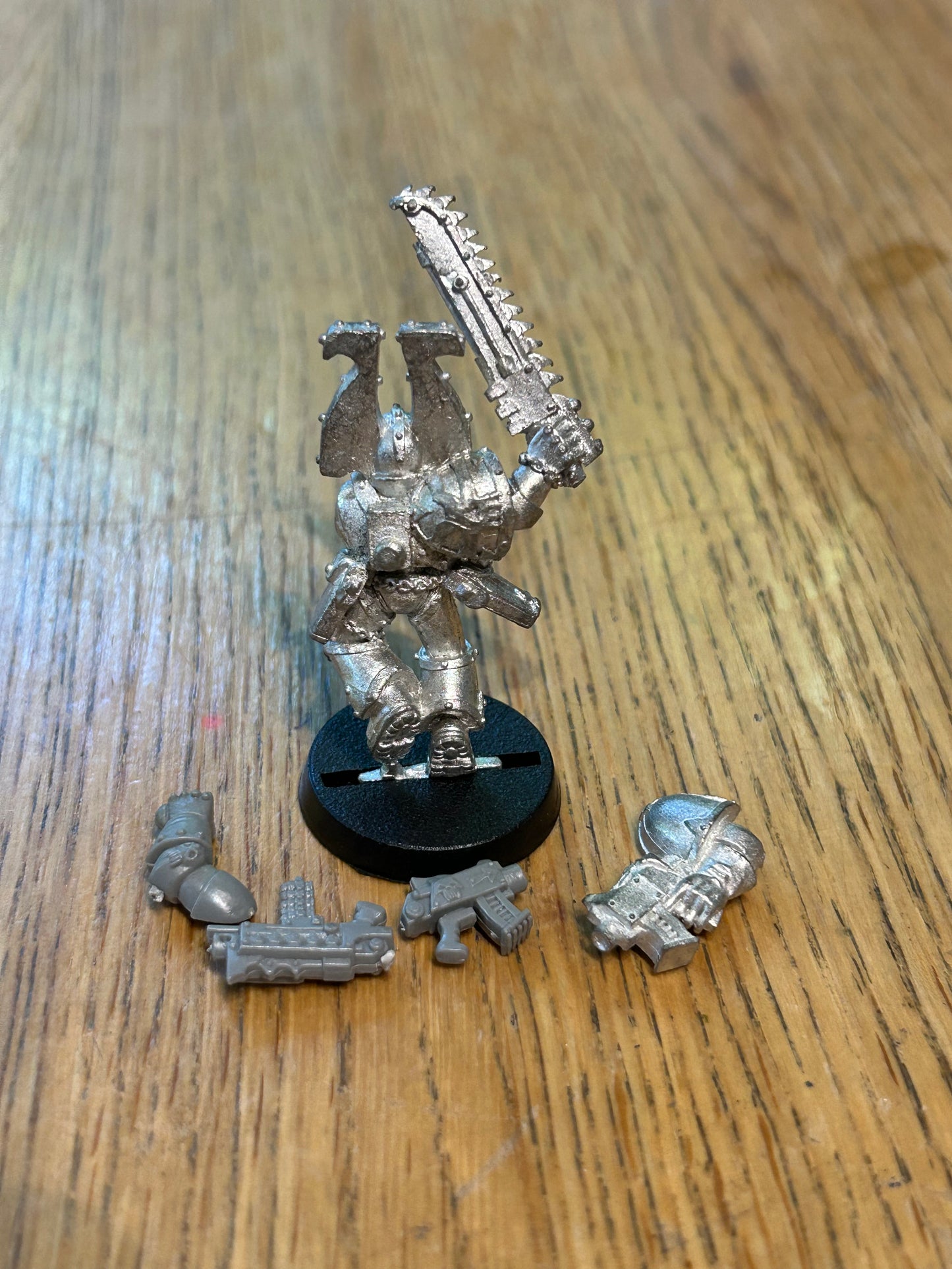 WH40K CHAOS SPACE MARINE CLASSIC KHORNE BEZERKER CHAMPION(includes a metal arm meant for a chaos sorcerer but would work well. No plastic shoulder pad).