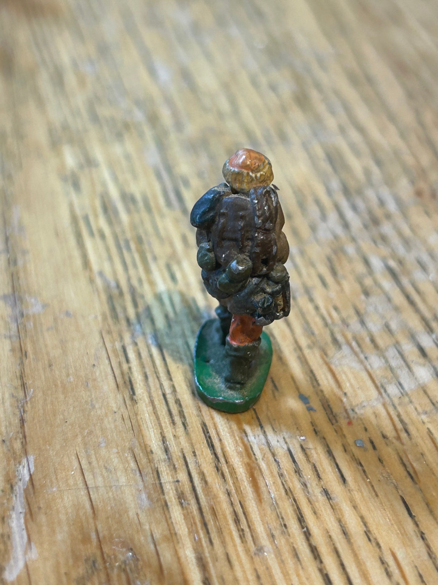 Citadel Chronicle Miniatures Nick Lund CF14 Hireling carrying pack and lantern