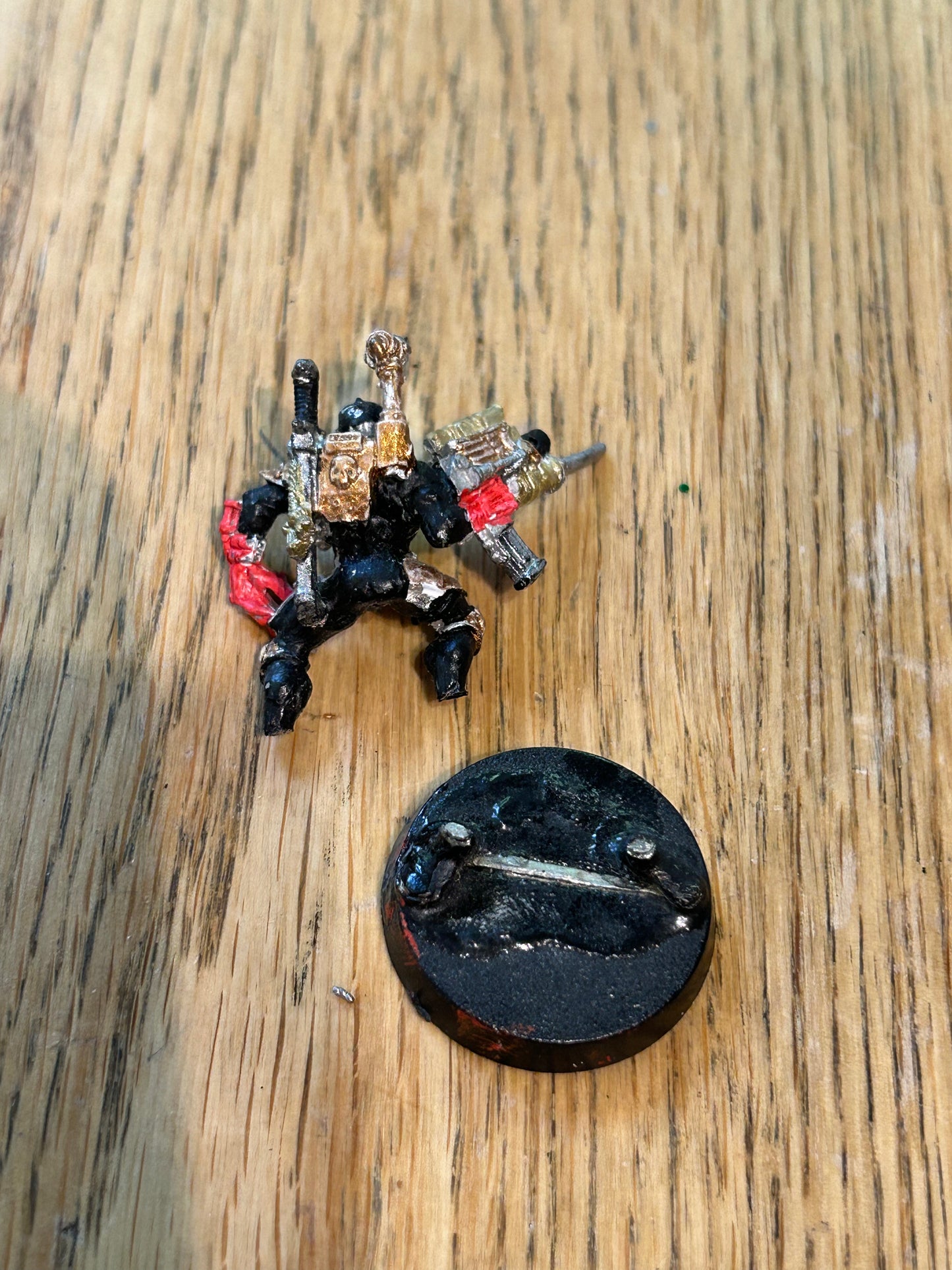 Warhammer 40k Eversor Assassin Imperial Guard, Astra Militarum Painted Metal (broken at the ankles and it needs fixing)