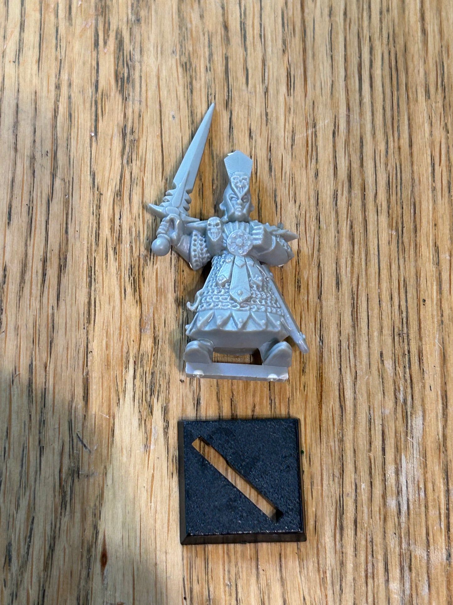 10 DARK ELF WARRIORS 1994 WARHAMMER FANTASY BATTLE THE OLD WORLD MONOPOSe ELVES (9 in first photo and then I found the other one afterwards).