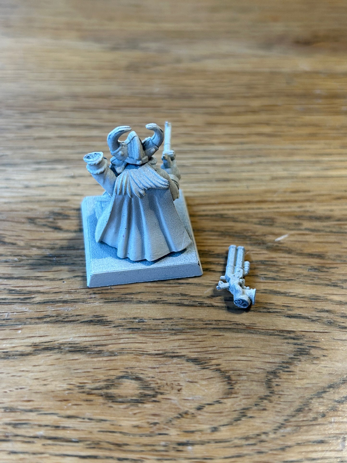 Warhammer fantasy dwarf champion with pistols