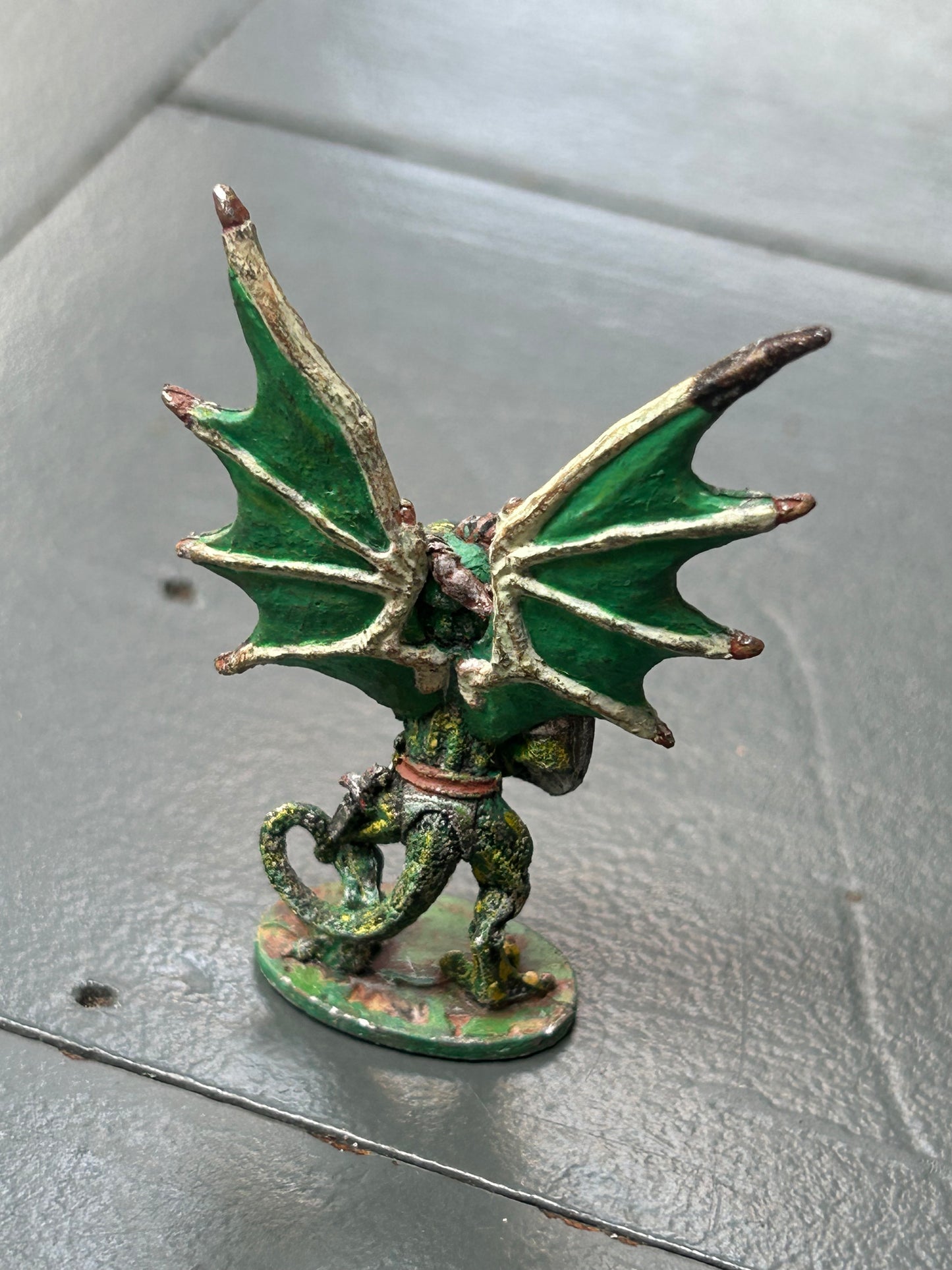 Grenadier models dragonen dragon man with sword and shield
