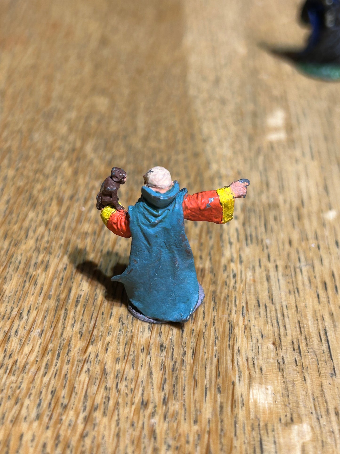 Warhammer fantasy evil wizard C02 (1C-10)
Wizard Pointing w. Monkey on Wrist